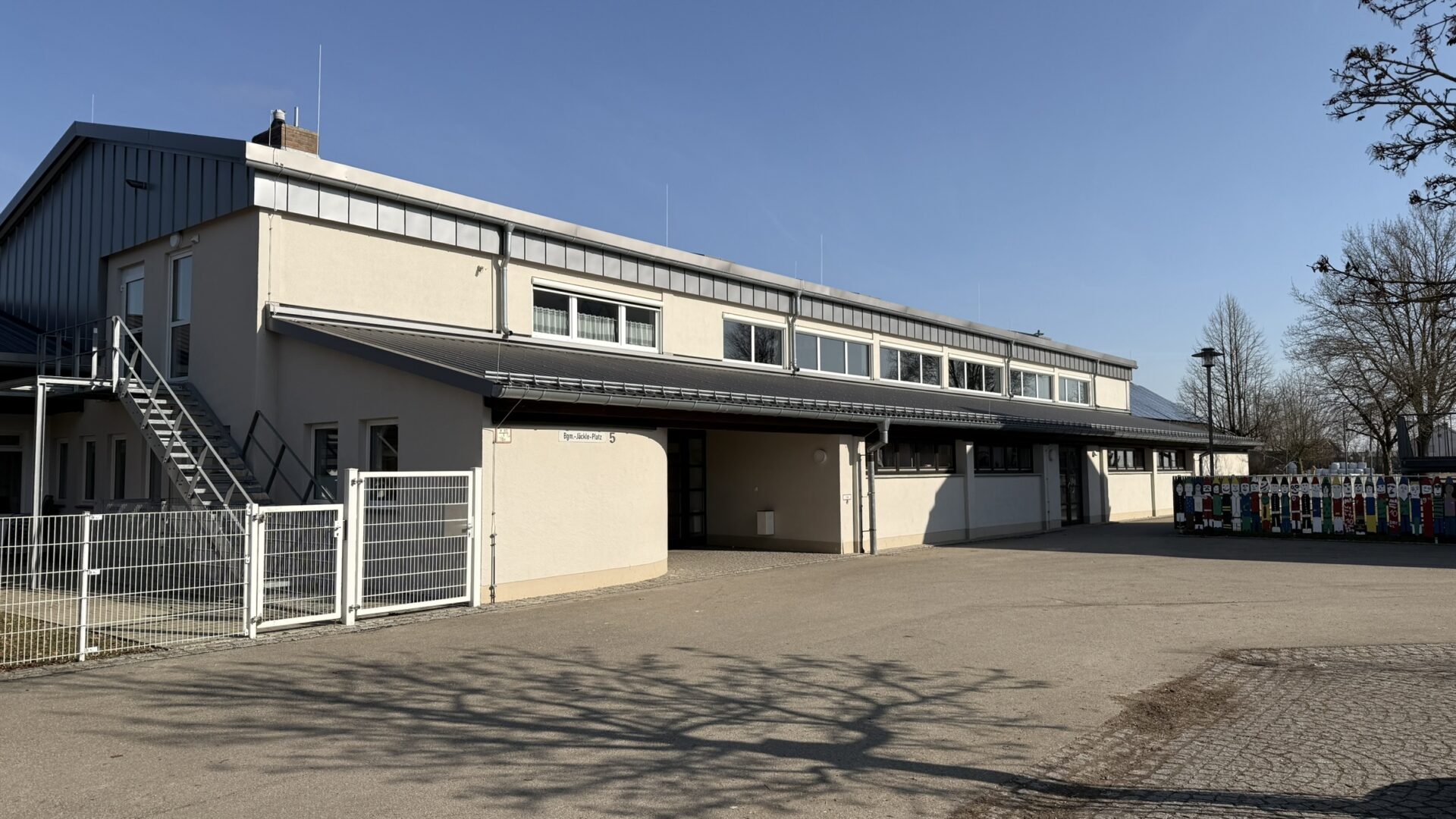 Außenansicht der Mehrzweckhalle in Kissendorf