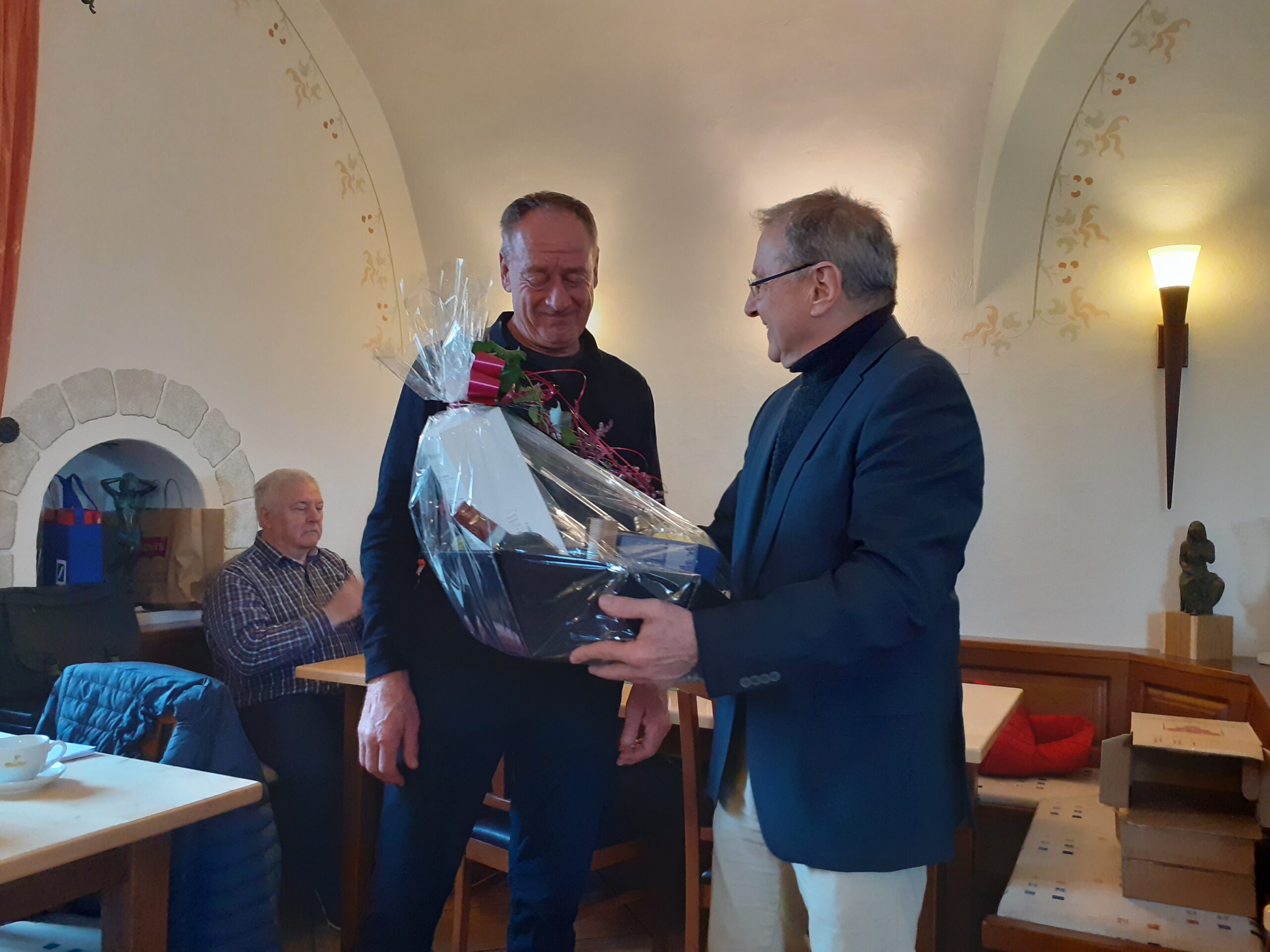Günter Sonner, stellverstretender Vereinsvorsitz, übergibt dem Vereinsvorstand des Taekwondo-Club Donau-Lech-Iller e.V. Heinrich Magosch ein Geschenk.