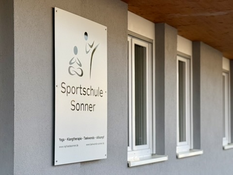 Außenansicht der Sportschule Sonner in Nersingen-Straß