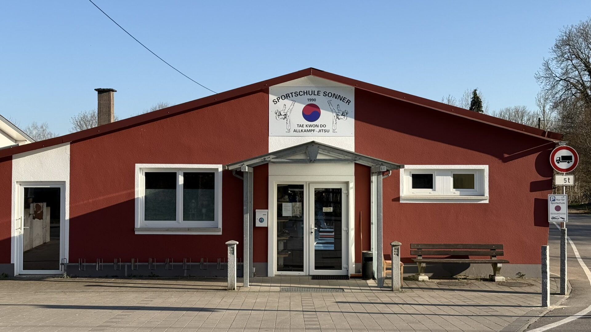 Frontalansicht des Dojo der Sportschule Sonner in Wasserburg