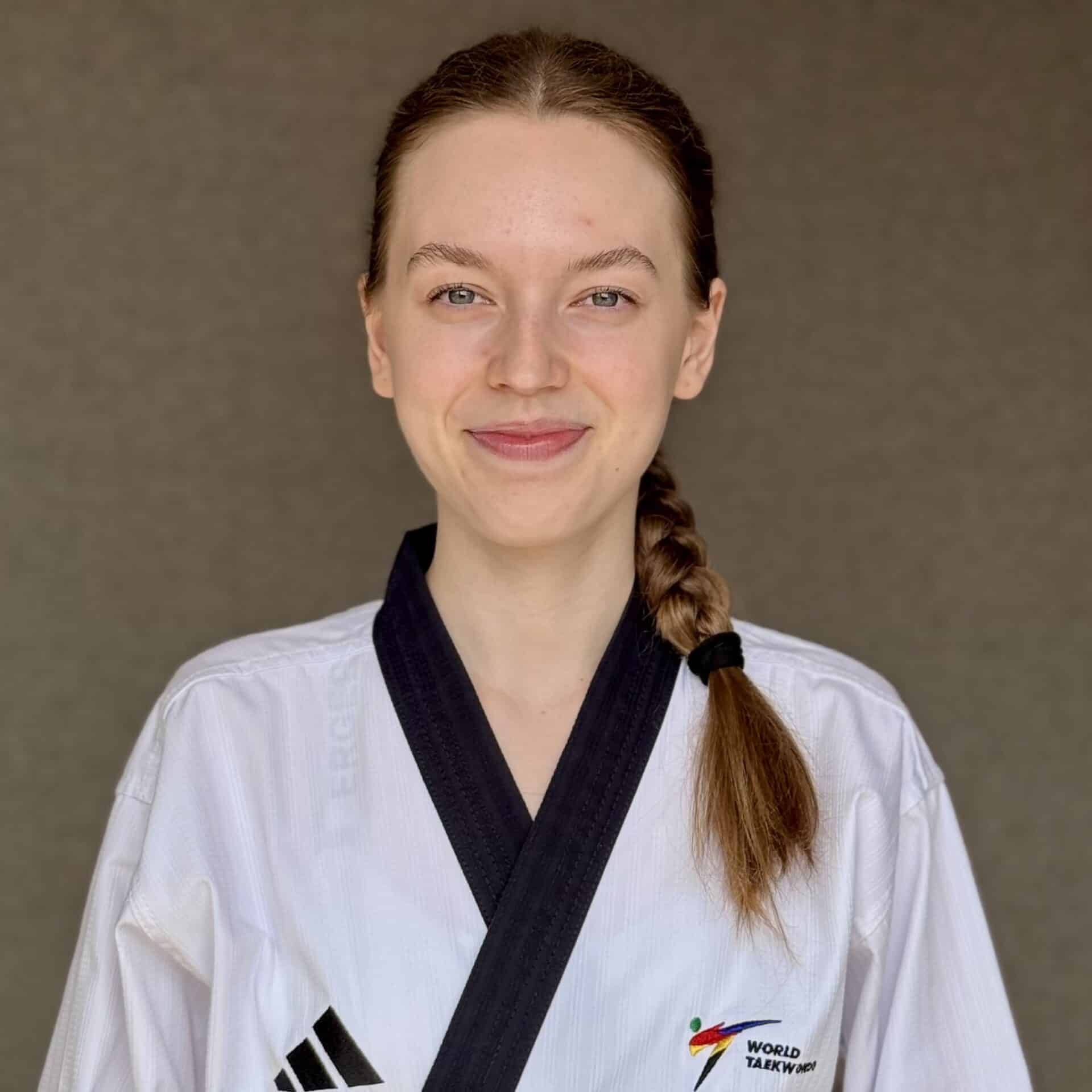 Portrait von Elisabeth Arstambaev im Dobok