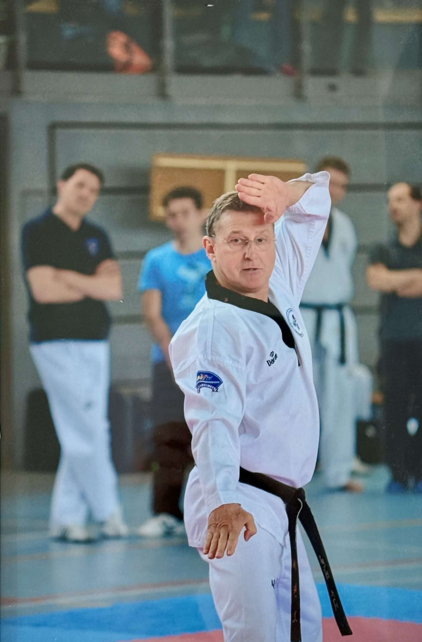 Günter Sonner läuft eine Poomsae auf einem Turnier