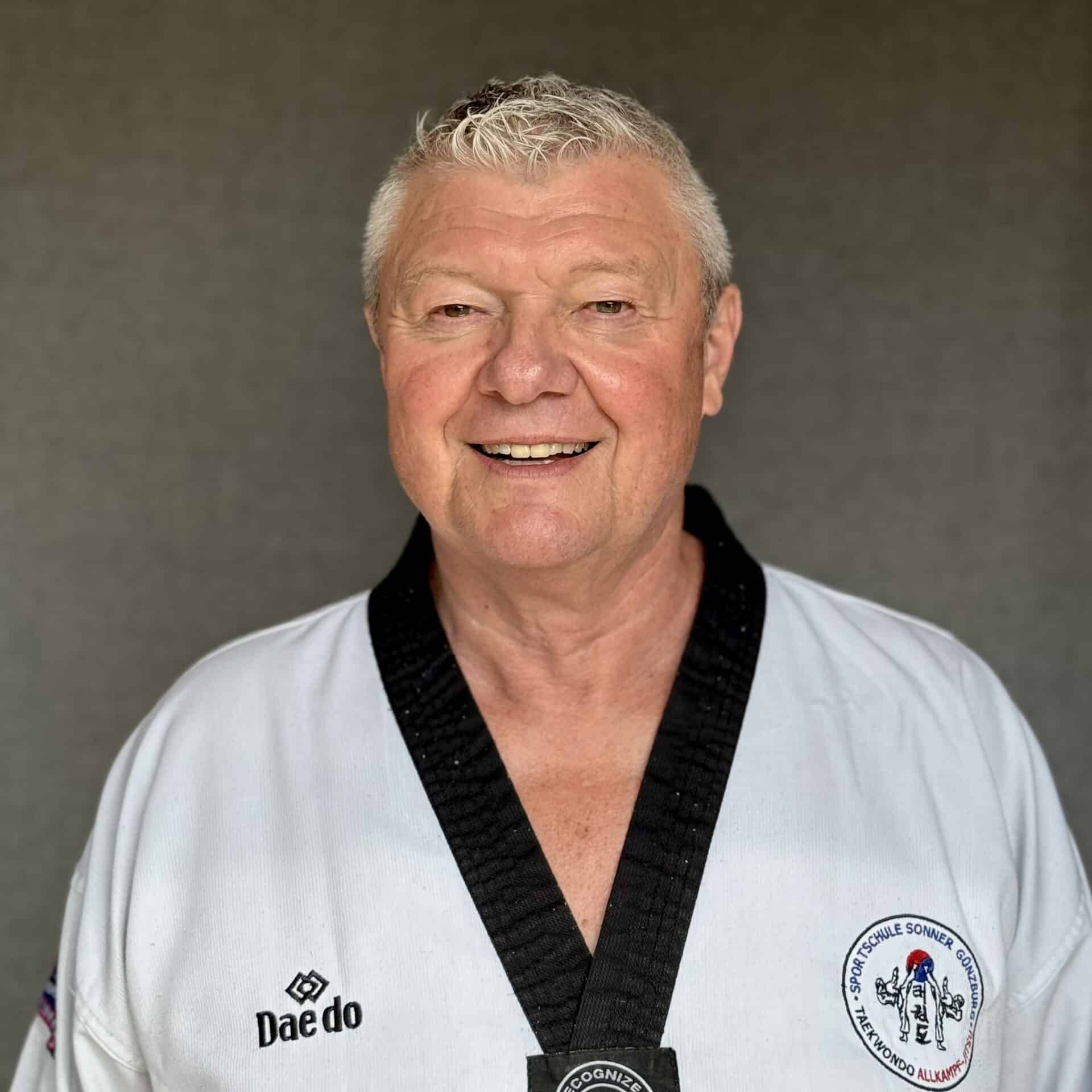 Portrait von Lorenz Bäuml im Dobok