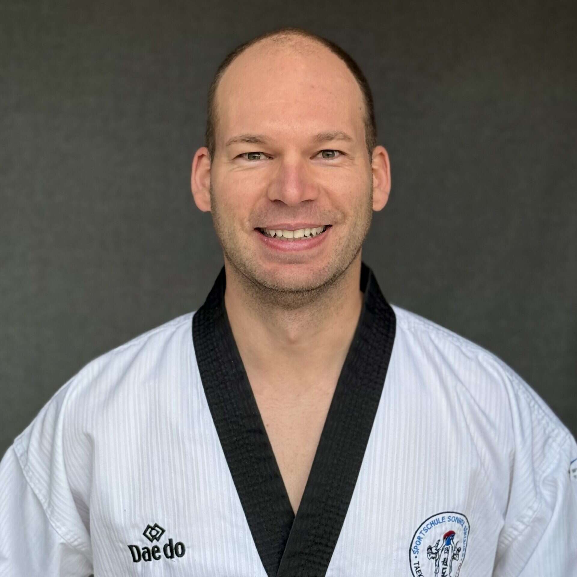 Portrait von Dr. Rafael Harder im Dobok.