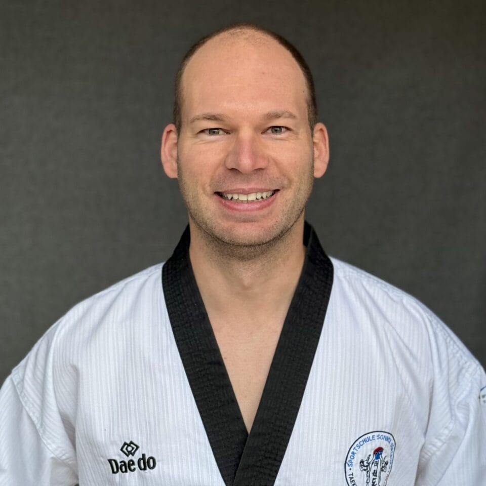 Portrait von Dr. Rafael Harder im Dobok.