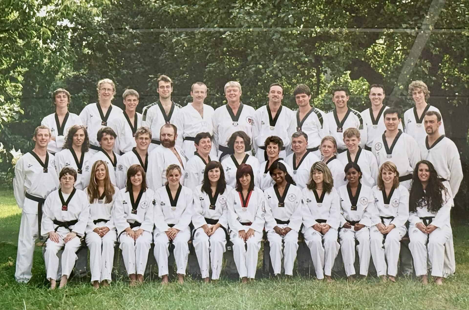 Gruppenfoto zahlreicher Schwarzgurte im Taekwondo und Allkampf in der Sportschule Sonner