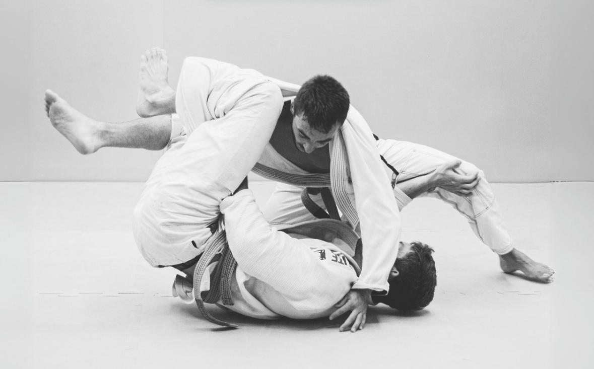 Beim Allkampf Training für Erwachsene üben zwei Männer eine Hebeltechnik.